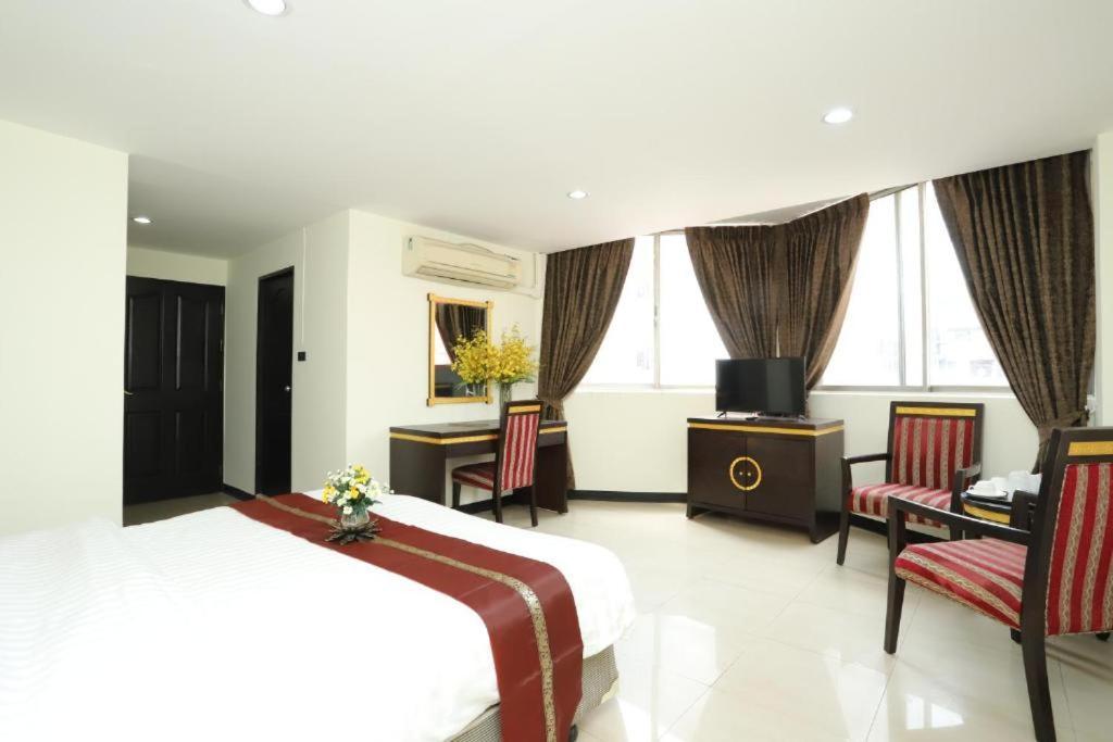 Lucky Palace Hotel Bangkok Exterior photo
