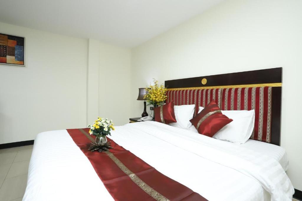 Lucky Palace Hotel Bangkok Exterior photo