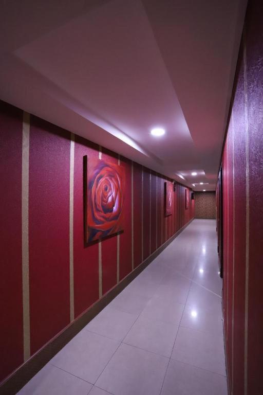 Lucky Palace Hotel Bangkok Exterior photo
