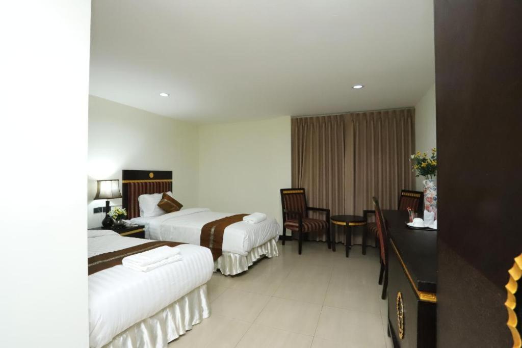 Lucky Palace Hotel Bangkok Exterior photo