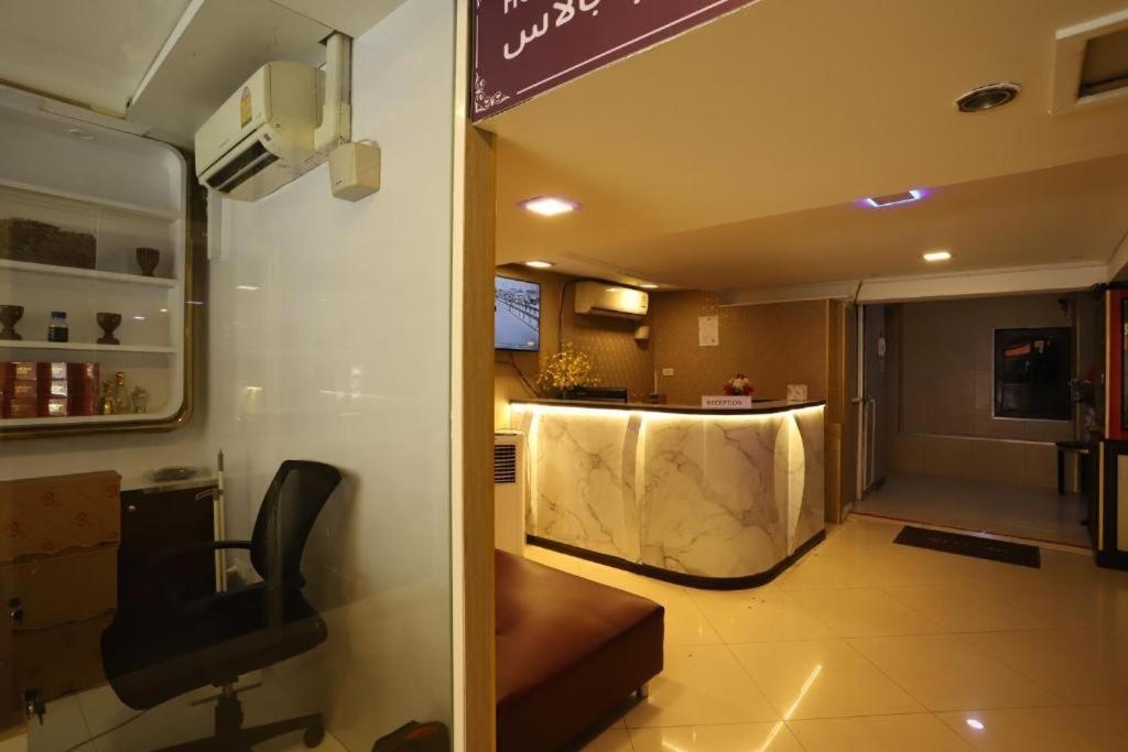 Lucky Palace Hotel Bangkok Exterior photo